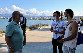 Başkan genci kırmadı, denize düşen telefon çıkarıldı