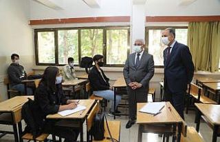 Başkan Güder yüz yüze eğitime başlayan öğrencileri...