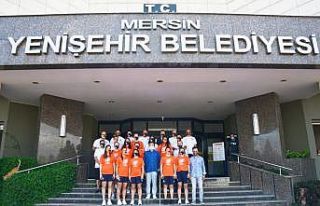 Başkan Özyiğit, ÇBK Yenişehir Belediyesi sporcularını...