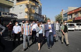 Başkan Şahin sıcak asfaltı tamamlanan caddeyi...