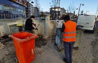 Başkan Sayan pandemide çöp toplayarak farkındalık...