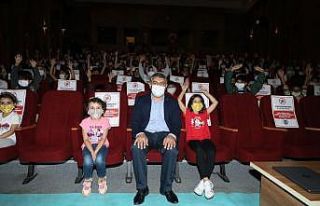 Başkan Şayir, çocuklarla tiyatroda buluştu