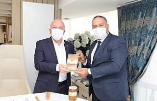 Başkan Sekmen’e organik bal hediye ettiler