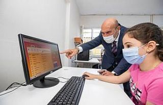 Başkan Soyer’den “askıda tablet” kampanyası