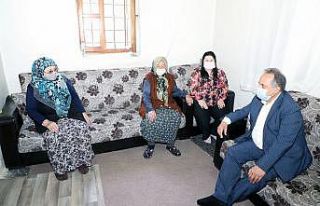 Başkan Yalçın Fatma teyzenin hem gönlünü hem...