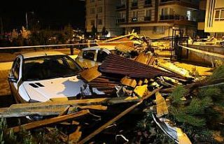 Başkent’te şiddetli fırtına binaların çatısını...