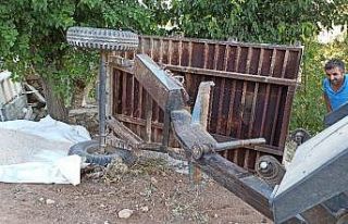 Batman’da mıcır yüklü römork devrildi