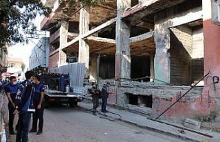 Batman’da tehlike arz eden metruk bina yıkıldı