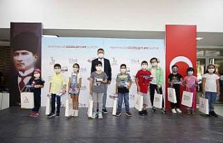 Bayraklı’da öğrencilere tablet dağıtımına...