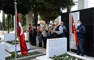 Bayramı şehitlikte kutladılar