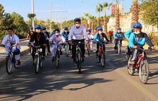 Belediye başkanı şampiyon sporcularla pedal çevirdi