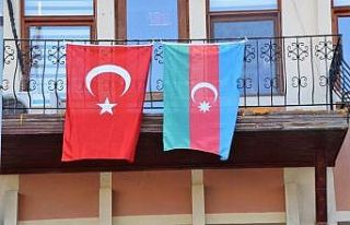 Belediye binasına Azerbaycan ve Türk bayrakları...