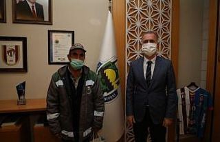 Belediye işçisi, içinde 31 bin lira olan cüzdanı...