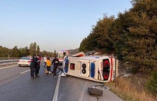 Bilecik’te ambulans çekiciye çarptı: 2 yaralı