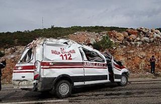 Bilecik’te hastaya giden ambulans kaza yaptı: 2...