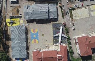 Bir Boeing 737-400 ve F4 Fantom savaş uçağı olan...