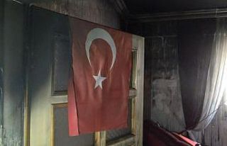 Bir kişinin öldüğü yangında duvarda asılı...