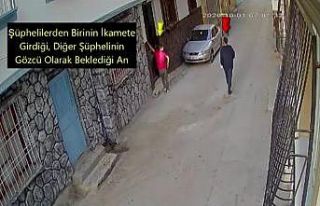 Biri etrafı gözetledi diğeri çaldı