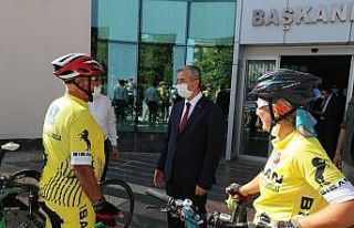 Bisikletçiler Başkan Tahmazoğlu’nu ziyaret etti