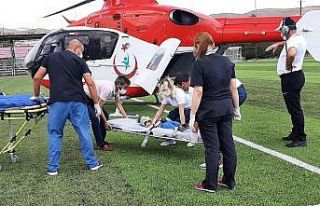 Bisikletten düşen bebeğin yardımına ambulans...