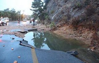Bodrum’da su hattı bomba gibi patladı evleri,...