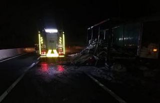 Bolu’da, yanan kargo tırı dorsesi küle döndü