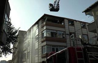 Boş arsada başlayan yangın, binanın çatısına...