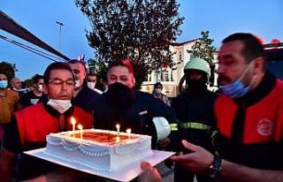Bu kez alevleri değil pastanın üstündeki mumları...
