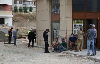 Bulduğu cisim elinde patladı, parmakları parçalandı