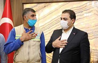 Bulduğu parayı sahibine ulaştıran temizlik işçisi...