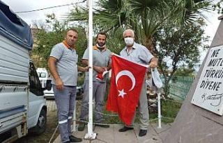 Burhaniye’de bayraklar yenilendi