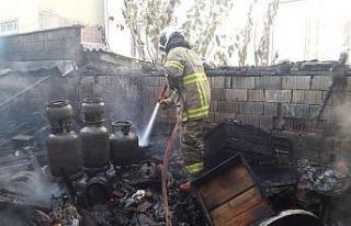 Burhaniye’de depo yangını korkuttu