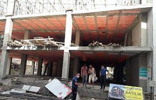 Burhaniye’de inşaattan düşen işçi yaralandı