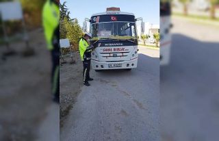 Burhaniye’de polis toplu taşıma araçlarını...