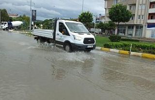 Burhaniye’de sağanak yağış yolları göle çevirdi