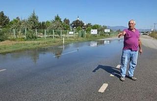 Burhaniye’de yola taşan pis sular tepkiye sebep...