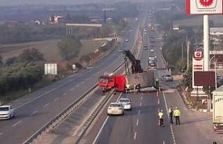 Bursa-İzmir yolunda tır yan yattı yol trafiğe...