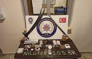 Bursa’da 2 kılıç ve yüklü miktarda uyuşturucu...