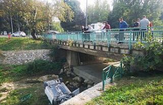 Bursa’da dereye uçan otomobilden yara almadan kurtuldular