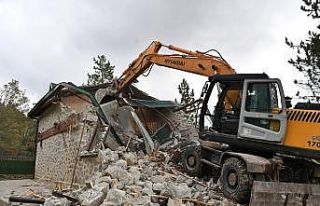 Bursa’da kaçak lüks villa yıkıldı