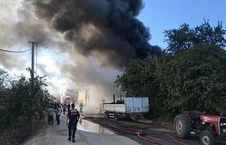 Bursa’da lastik deposu alevlere teslim oldu, evlere...