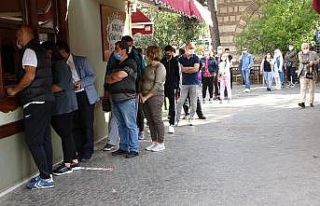 Bursa’da tarihi fırınlarda saatlerce simit kuyruğu