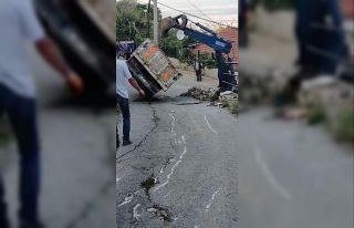 Bursa’da yan yatan kamyonet vatandaşlara zor anlar...