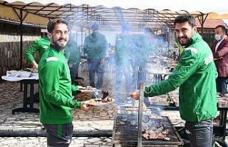 Bursaspor barbekü partisinde moral depoladı