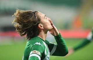 Bursasporlu futbolcu Ali Akman galibiyeti Vefa Temel’e...