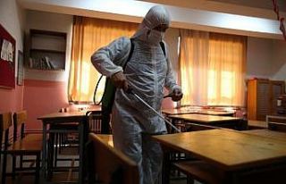 Büyükşehir Efeler’de okulları dezenfekte ediyor