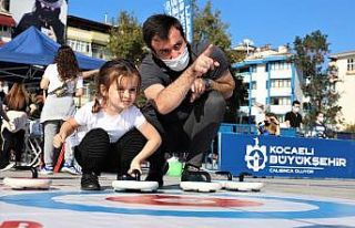 Büyükşehir vatandaşları Floor Curling ile tanıştırdı