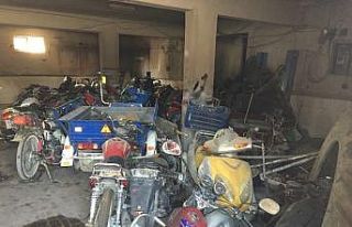 Çaldıkları motosikletleri bırakıp kaçtılar