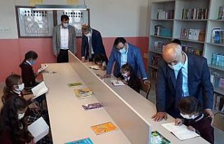 Çaldıran Belediyesinden iki okula kütüphane