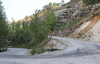 Çameli’nde yollar mıcırdan temizledi